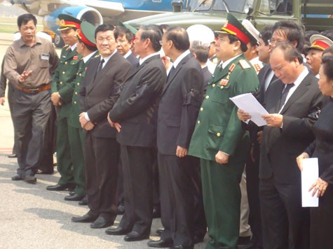 Lãnh đạo Đảng, Nhà nước, tỉnh Quảng Bình cùng với lực lượng Công an, Quân đội và số ít bà con nhân dân chuẩn bị đón linh cữu Đại tướng đáp xuống sân bay.